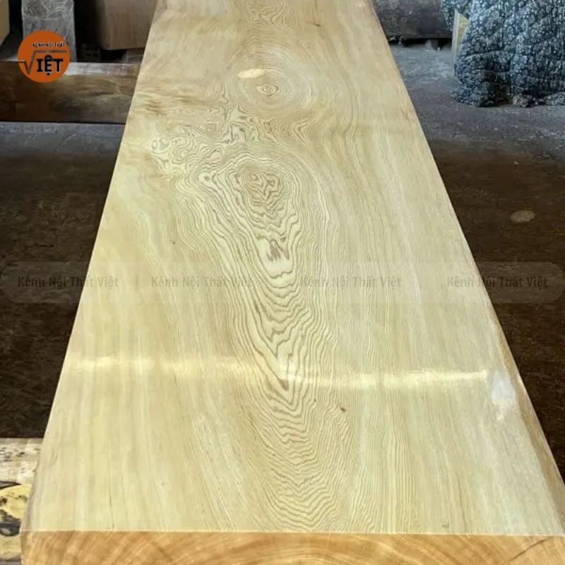 gỗ pơ mu có màu vàng óng , sáng , gỗ có muid thơm nhẹ