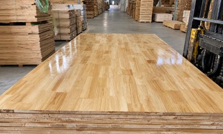 Gỗ Cao Su Ghép Là Gì? Tất Tần Tật Về Ứng Dụng Và So Sánh Chi Tiết Với Gỗ Cao Su Tự Nhiên