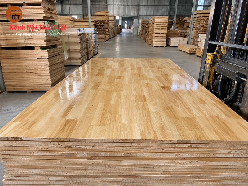 Hình ảnh gỗ cao su ghép trong nhà máy sản xuất
